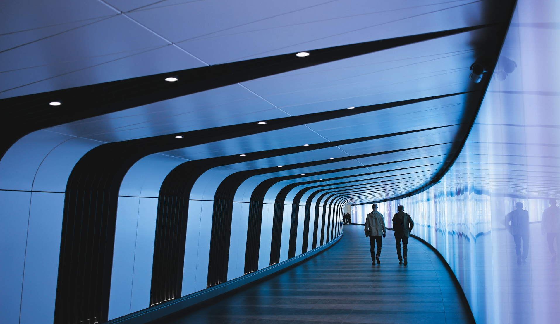 Fiktionaler Gang als Tunnel mit 2 Personen