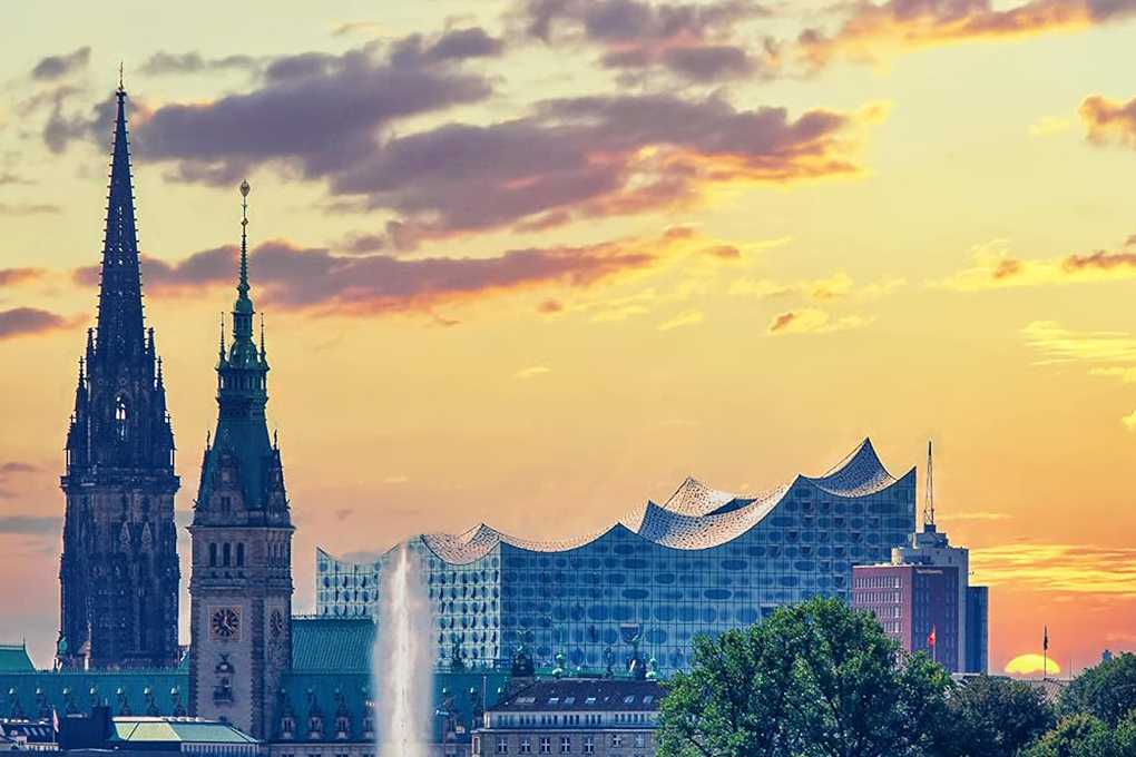 Skyline der Stadt Hamburg in der Abendd&auml;mmerung